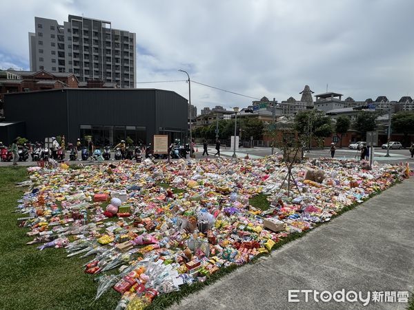 ▲▼三峽車禍3死，民眾湧現場擺鮮花、供品弔唁，。（圖／記者邱中岳攝）