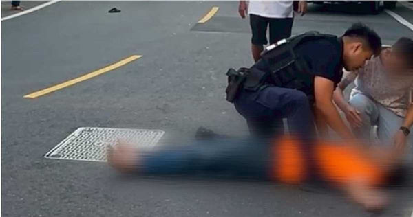 61歲張姓男子遭撞後，當場失去生命跡象，緊急送醫仍宣告不治。（圖／翻攝畫面）