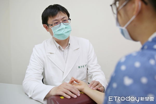 ▲陳中奎醫師提醒民眾，在氣溫上升、濕氣加重的時節，應適時調養身體，預防不適，維持健康。（圖／慈濟醫學中心提供，下同）