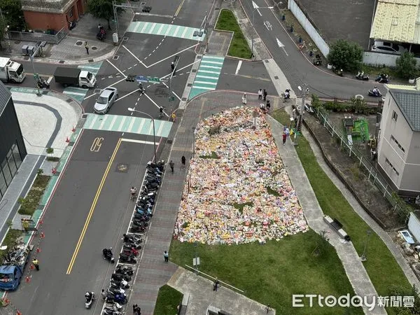 ▲▼三峽車禍3死，民眾湧現場擺鮮花、悼念物。（圖／記者邱中岳攝）