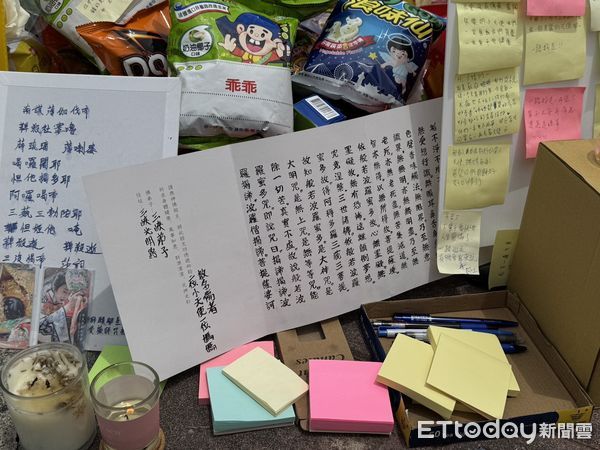 ▲▼三峽車禍3死，民眾湧現場擺鮮花、悼念物。（圖／記者邱中岳攝）
