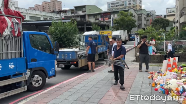 ▲▼三峽車禍3死，民眾湧現場擺鮮花、悼念物，廠商到場搭棚遮陰。（圖／記者邱中岳攝）
