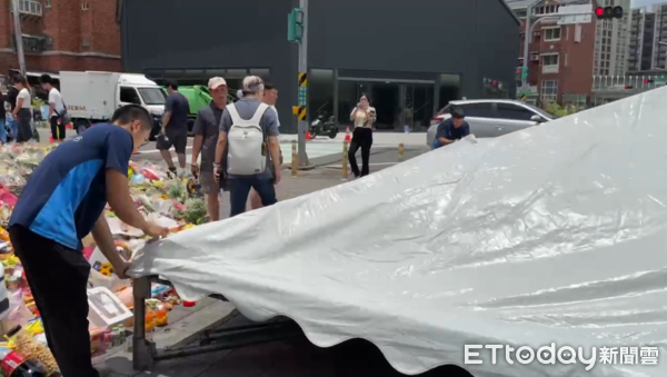 ▲▼三峽車禍3死，民眾湧現場擺鮮花、悼念物，廠商到場搭棚遮陰。（圖／記者邱中岳攝）