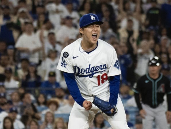▲山本由伸在比賽第7局三振史密斯（Pavin Smith）後，激動振臂怒吼 。（圖／達志影像／美聯社）