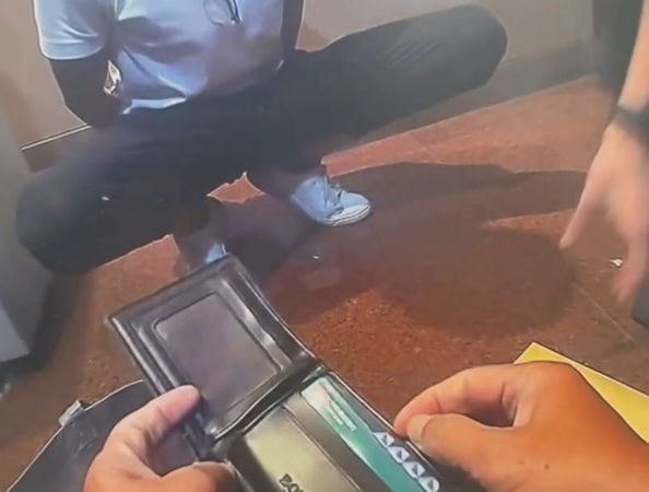 ▲彰化男車手持8張金融卡到銀行領錢遭警方逮捕。（圖／警方提供）