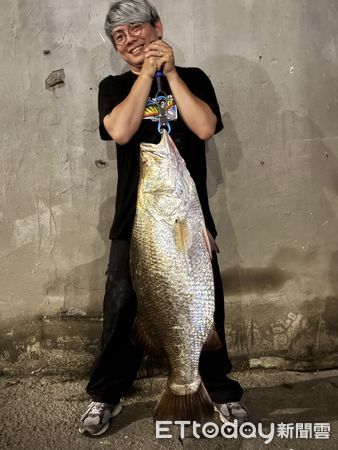 ▲▼高雄後勁溪「巨大海鱸」出沒　他釣起110公分、30斤重金目鱸驚呆。（圖／謝宇豪提供）