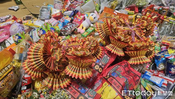 ▲▼三峽3死，事故路口現場湧入民眾悼念。（圖／記者呂佳賢攝）