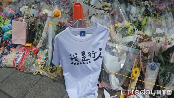 ▲▼三峽3死，事故路口現場湧入民眾悼念。（圖／記者呂佳賢攝）