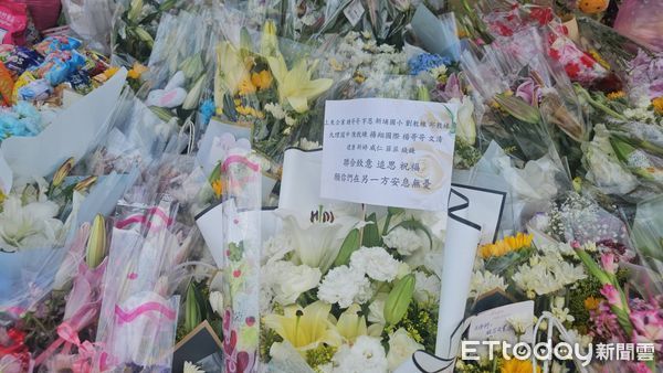 ▲▼三峽3死，事故路口現場湧入民眾悼念。（圖／記者呂佳賢攝）