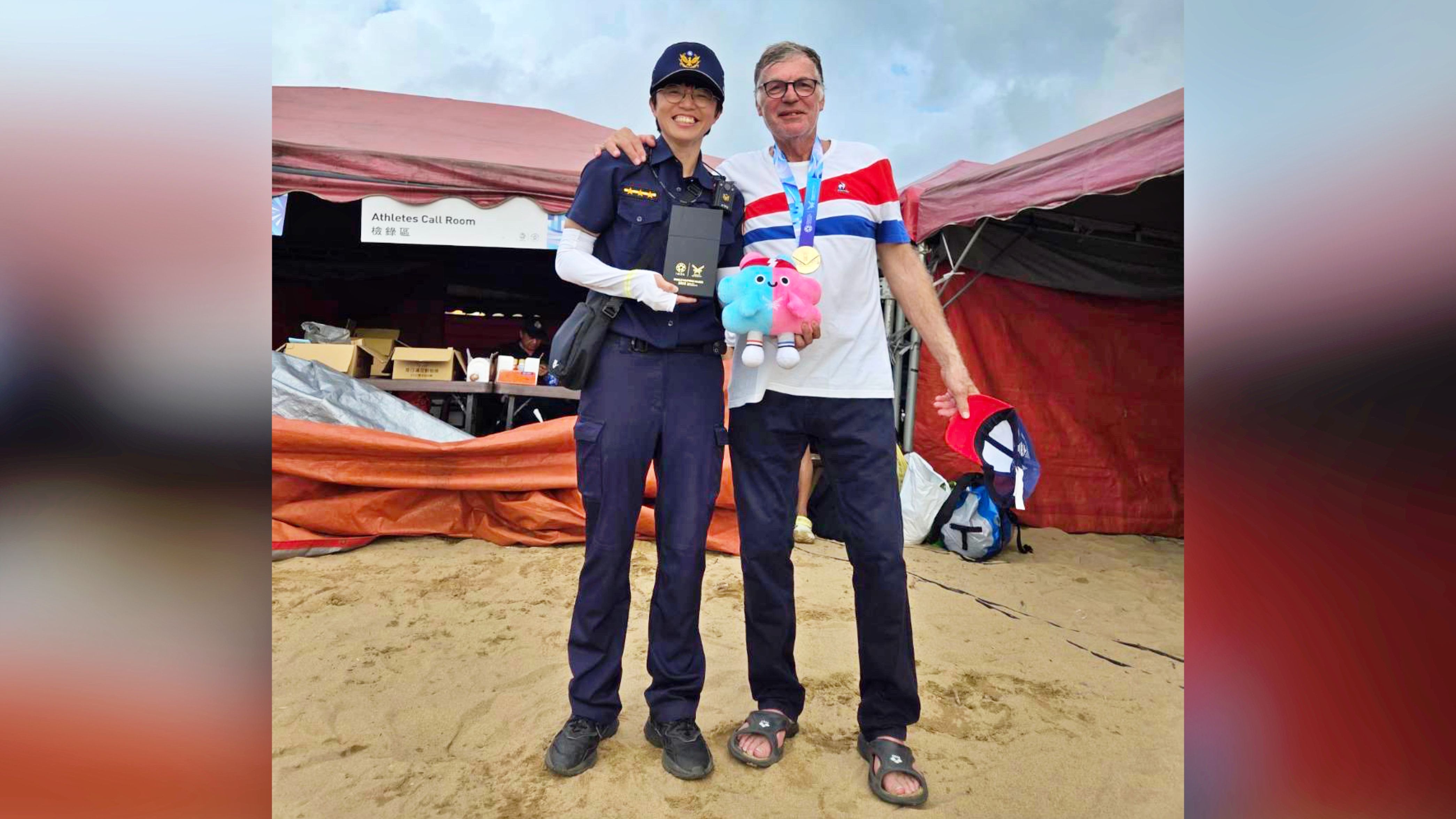 ▲世壯運法國老將金牌遺失 瑞芳警「手刨熱沙」神救援。（圖／記者郭世賢翻攝）