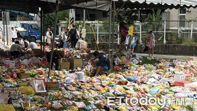 大量悼念物湧不停！熱心人士挽袖整理　區長籲：勿帶易壞食品