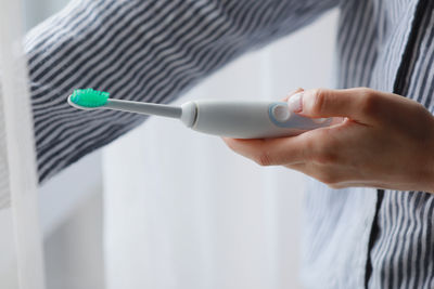 AI電動牙刷能防蛀牙?醫揭「4大使用底線」:無法取代牙縫清潔