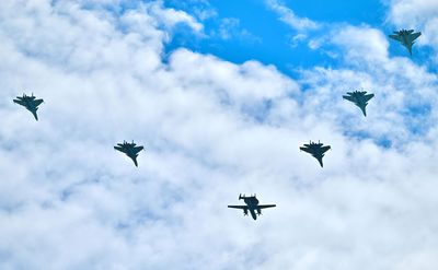 為9月閱兵式熱身? 空警-600領銜殲-15T編隊試飛