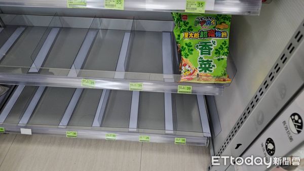 ▲▼             三峽重大車禍，超商貨架被掃光，熱心民眾協助整理。（圖／記者呂佳賢攝，下同）