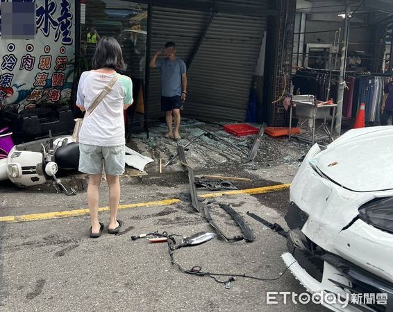 ▲台中開中古車行的鍾姓男子，開著保時捷跑車到苗栗找所謂的姦夫未果，開車衝撞2戶大門被法辦。（圖／記者楊永盛翻攝）