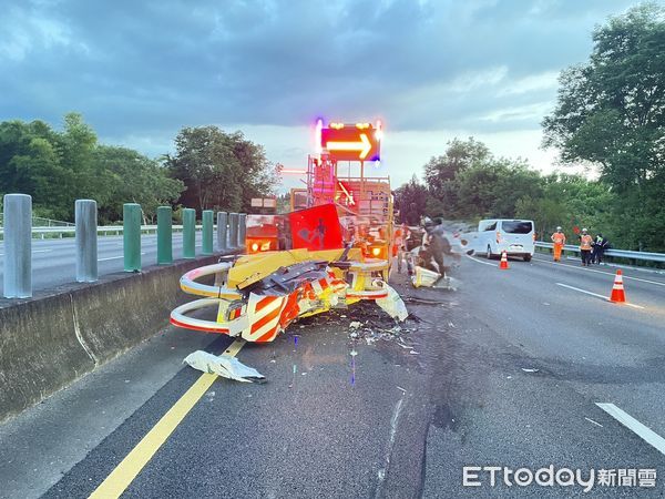▲國道3號關廟段發生小客車擦撞工程車事故，警方現場處理並呼籲勿疲勞駕駛、勿過度依賴輔助駕駛系統。（圖／記者林東良翻攝，下同）
