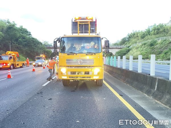 ▲國道3號關廟段發生小客車擦撞工程車事故，警方現場處理並呼籲勿疲勞駕駛、勿過度依賴輔助駕駛系統。（圖／記者林東良翻攝，下同）