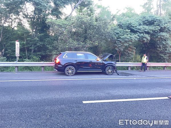 ▲國道3號關廟段發生小客車擦撞工程車事故，警方現場處理並呼籲勿疲勞駕駛、勿過度依賴輔助駕駛系統。（圖／記者林東良翻攝，下同）