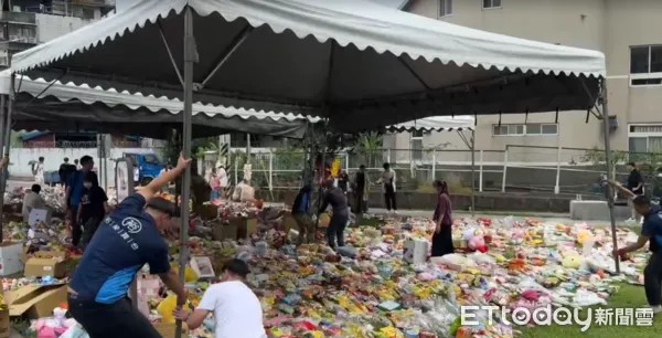 ▲▼ 三峽重大車禍，區長表示避免帶易壞的生鮮食品到現場。（圖／記者邱中岳攝，下同）