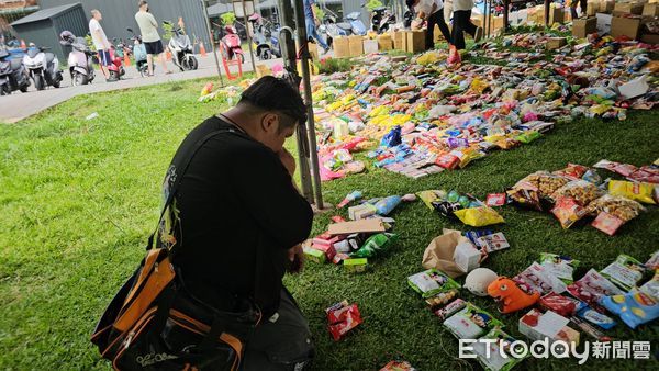 ▲▼             三峽車禍3死，志工整理現場悼念物。（圖／記者呂佳賢攝，下同）