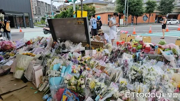 ▲▼             三峽車禍3死，志工整理現場悼念物。（圖／記者呂佳賢攝，下同）