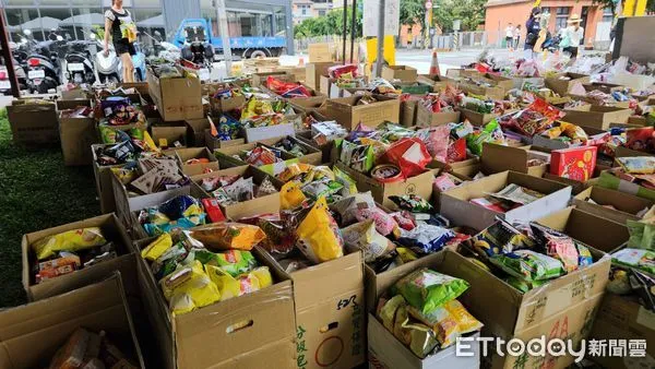 ▲▼             三峽車禍3死，志工整理現場悼念物。（圖／記者呂佳賢攝，下同）