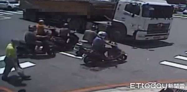 ▲▼砂石車違規進管制路段還「嚴重超載」　駕駛被警抓包竟棄車逃了。（圖／記者賴文萱翻攝）