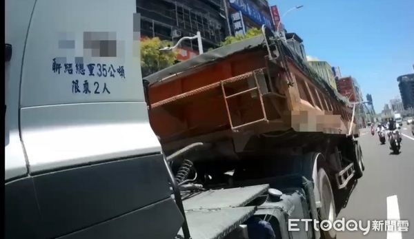 ▲▼砂石車違規進管制路段還「嚴重超載」　駕駛被警抓包竟棄車逃了。（圖／記者賴文萱翻攝）