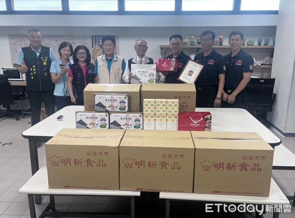 ▲勝安宮慈善同馨會前往台南市消防第六大隊贈送端午禮盒，表達節慶慰問。（記者林東良翻攝，下同）
