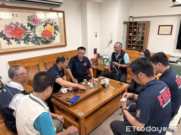 ▲勝安宮慈善同馨會前往台南市消防第六大隊贈送端午禮盒，表達節慶慰問。（記者林東良翻攝，下同）