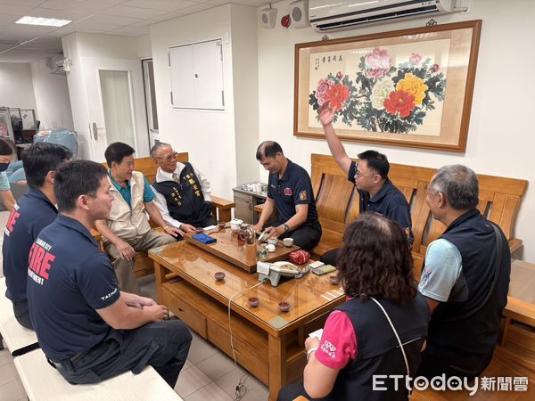 ▲勝安宮慈善同馨會前往台南市消防第六大隊贈送端午禮盒，表達節慶慰問。（記者林東良翻攝，下同）