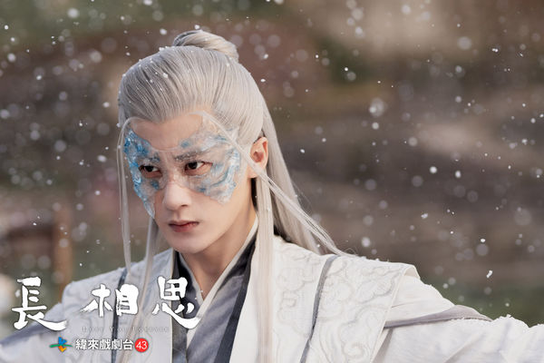 ▲檀健次在拍攝《長相思》，因長期戴面具造成臉部長痱子。（圖／緯來戲劇台提供）