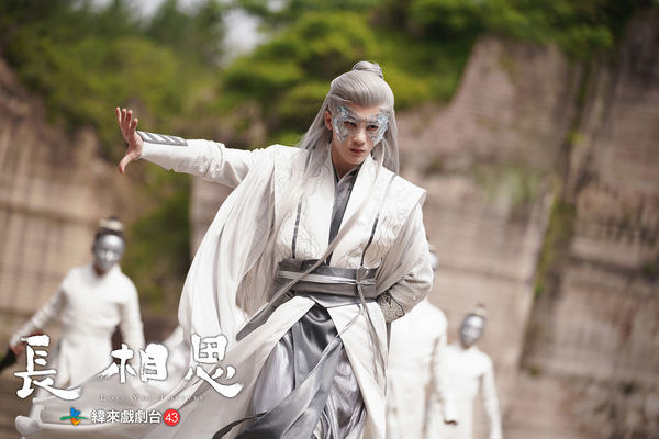 ▲檀健次在拍攝《長相思》，因長期戴面具造成臉部長痱子。（圖／緯來戲劇台提供）