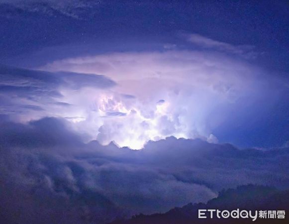 ▲合歡山出現持續1小時的閃電打雷奇景。（圖／攝影師郎紹華提供）