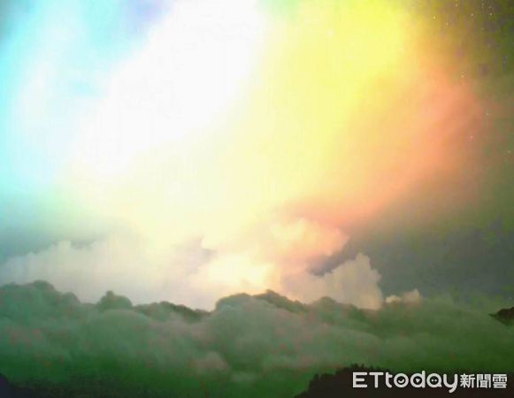 ▲合歡山出現持續1小時的閃電打雷奇景。（圖／攝影師郎紹華提供）