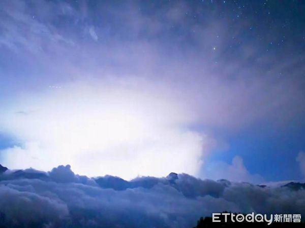 ▲合歡山出現持續1小時的閃電打雷奇景。（圖／攝影師郎紹華提供）