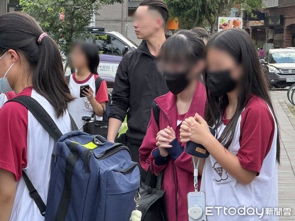 ▲▼三峽3死車禍第3天，放學現場曝光，女國中生默哀。（圖／記者邱中岳攝）