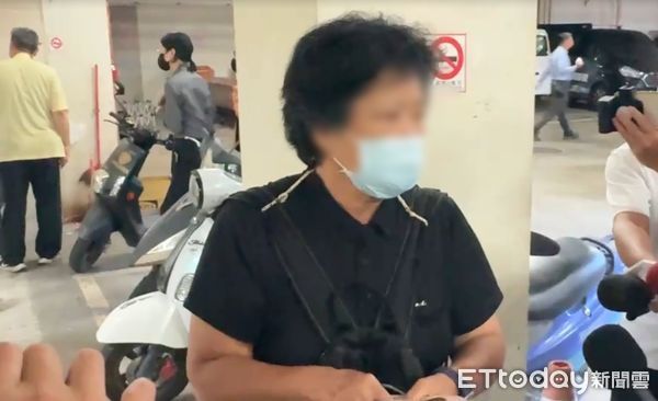 ▲台南市玉井區死亡車禍，檢察官21日下午3時在新營福園殯葬所會同法醫相驗，相驗結果係死者因車禍造成頭部外傷死亡，死者胞姐南下協助相驗。（圖／記者林東良翻攝，下同）