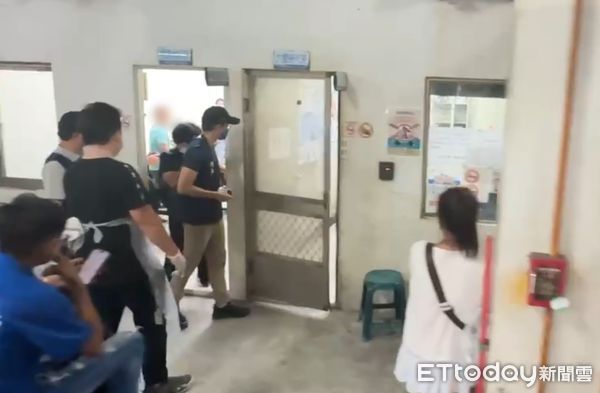 ▲台南市玉井區死亡車禍，檢察官21日下午3時在新營福園殯葬所會同法醫相驗，相驗結果係死者因車禍造成頭部外傷死亡，死者胞姐南下協助相驗。（圖／記者林東良翻攝，下同）