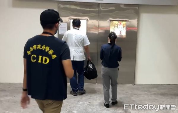 ▲台南市玉井區死亡車禍，檢察官21日下午3時在新營福園殯葬所會同法醫相驗，相驗結果係死者因車禍造成頭部外傷死亡，死者胞姐南下協助相驗。（圖／記者林東良翻攝，下同）