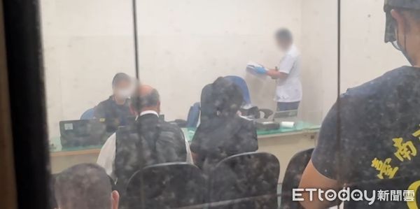 ▲台南市玉井區死亡車禍，檢察官21日下午3時在新營福園殯葬所會同法醫相驗，相驗結果係死者因車禍造成頭部外傷死亡，死者胞姐南下協助相驗。（圖／記者林東良翻攝，下同）