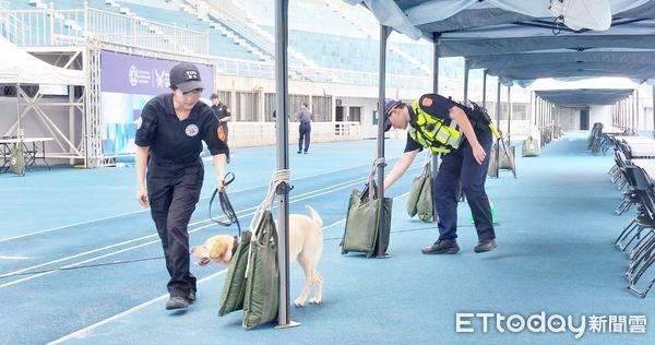 ▲2025年市狀運槌球比賽今起在桃園田徑場舉行，桃園警分局員警與警犬隊人員賽前安檢。（圖／記者沈繼昌翻攝）