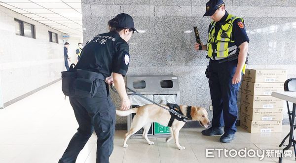 ▲桃園警分局員警與警犬隊人員賽前針對世壯運槌球場地進行嚴格安檢。（圖／記者沈繼昌翻攝）