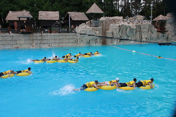▲端午連假期間（5月30日-6月1日），麗寶樂園推出未滿18歲免費入園優惠，馬拉灣「人體龍舟賽」也開放網路報名。（圖／麗寶樂園提供）