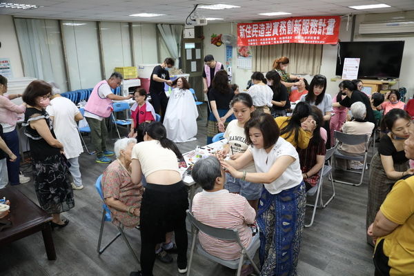 ▲桃園新住民學以致用　讓據點長者開心變美