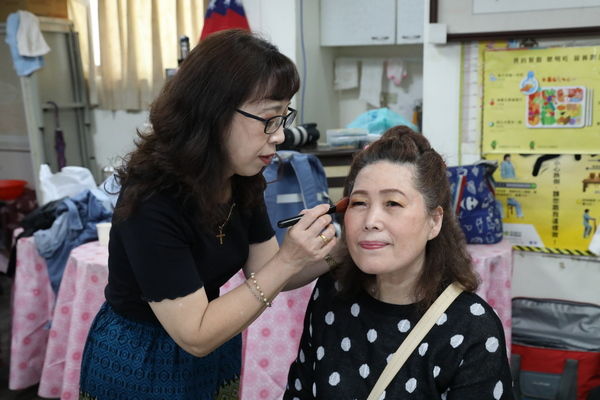 ▲桃園新住民學以致用　讓據點長者開心變美