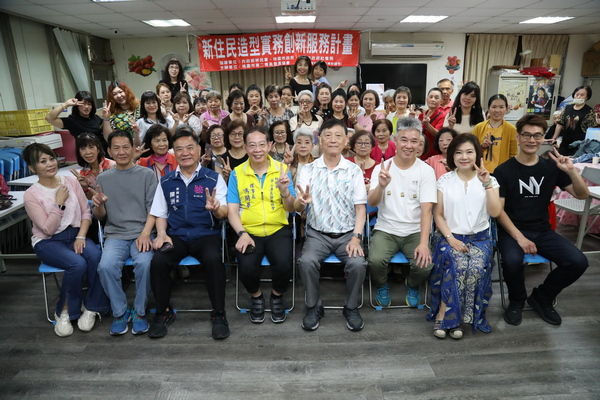 ▲桃園新住民學以致用　讓據點長者開心變美