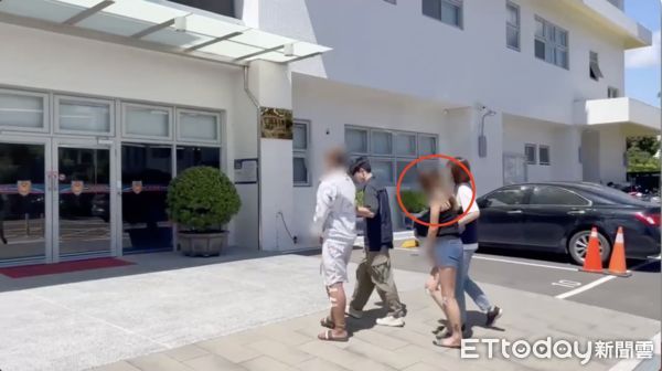 ▲穿熱褲的女子，看不出來是蛇蠍女，在高雄毒品借小有名氣            。（圖／記者吳奕靖翻攝）