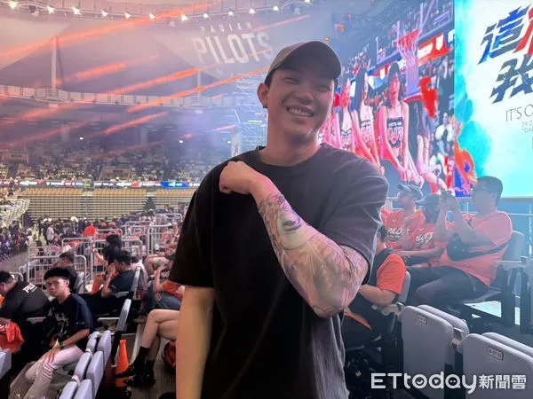 ▲旅日好手曾祥鈞也戴上盧峻翔「包手」刺青袖套到場應援。（圖／記者杜奕君攝）