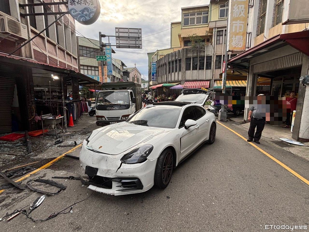 疑妻外遇要小王踹共！台中男開保時捷撞民宅　車頭爛毀畫面曝